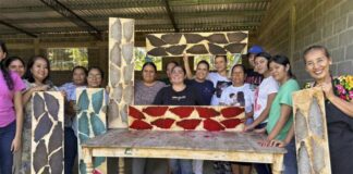 La hondureña Pilar Lunas y su red de artesanas hacen de la piel de pescado un tejido sostenible