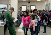 Trump empezará sus macroredadas de migrantes la semana próxima en Chicago, según el WSJ