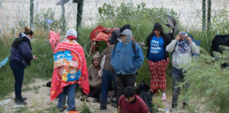 Migrantes en la mexicana Ciudad Juárez enfrentan clima bajo cero en medio de precariedad