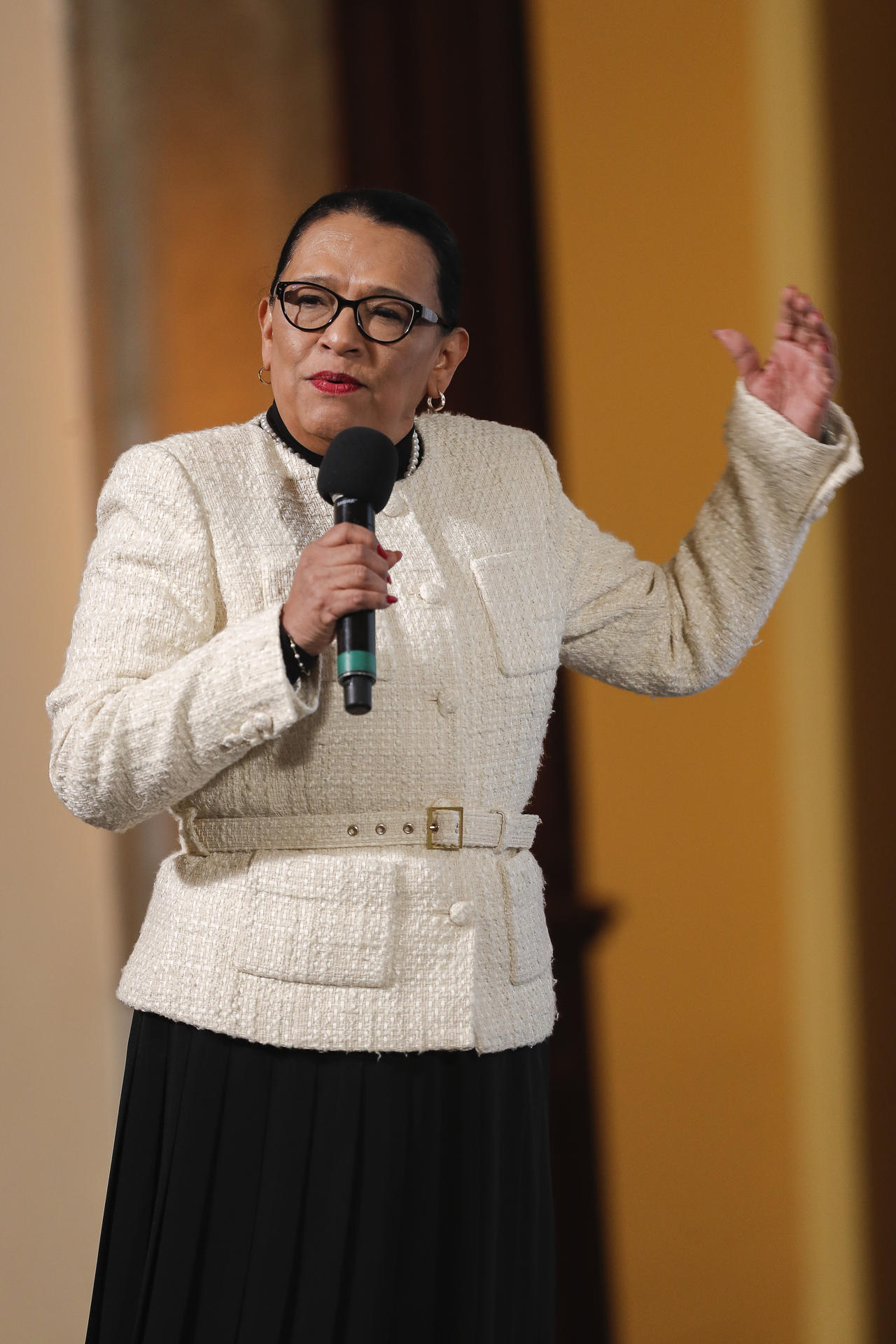 La secretaria de Gobernación (SG), Rosa Icela Rodríguez, habla en la  rueda de prensa de la presidenta de México, Claudia Sheinbaum, este martes, en el Palacio Nacional en la Ciudad de México (México). EFE/ Isaac Esquivel
