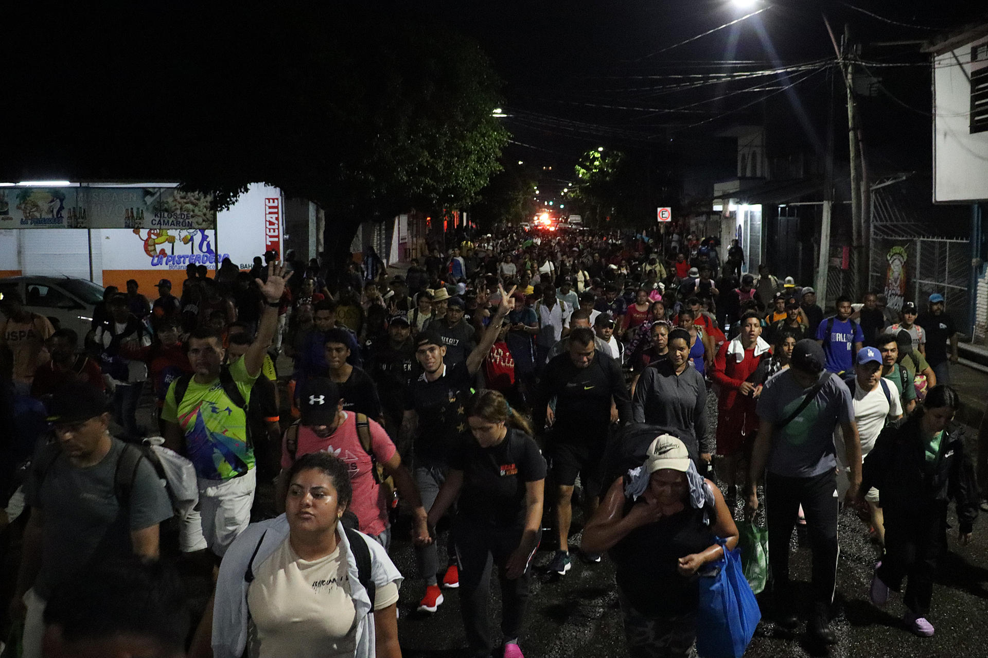 Migrantes dan inicio a una caravana que se dirige a la frontera norte de México este domingo, en el municipio de Tapachula en Chiapas (México). EFE/ Juan Manuel Blanco
