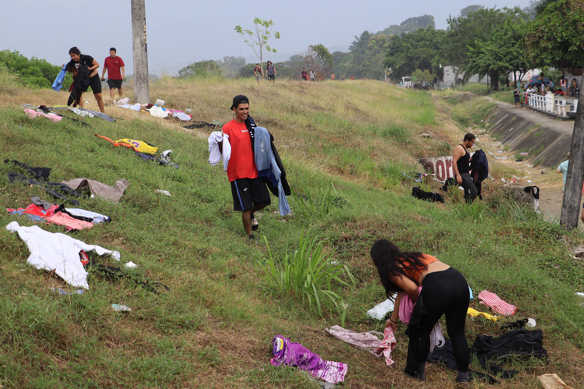 Migrantes permanecen en un campamento improvisado este miércoles, en el municipio de Tapachula en Chiapas (México). EFE/ Juan Manuel Blanco
