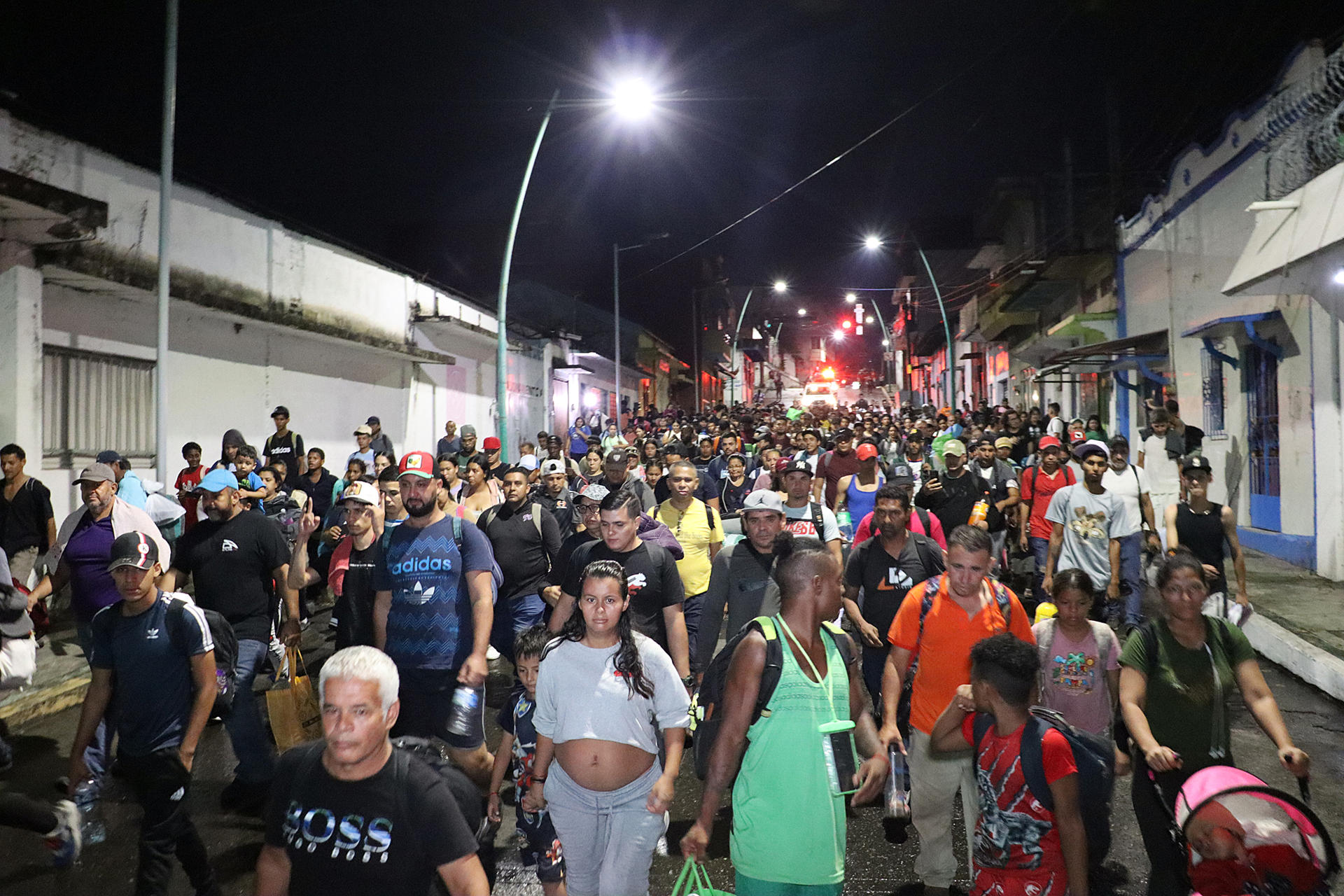 Migrantes dan inicio a una caravana que se dirige a la frontera norte de México este domingo, en el municipio de Tapachula en Chiapas (México). EFE/ Juan Manuel Blanco
