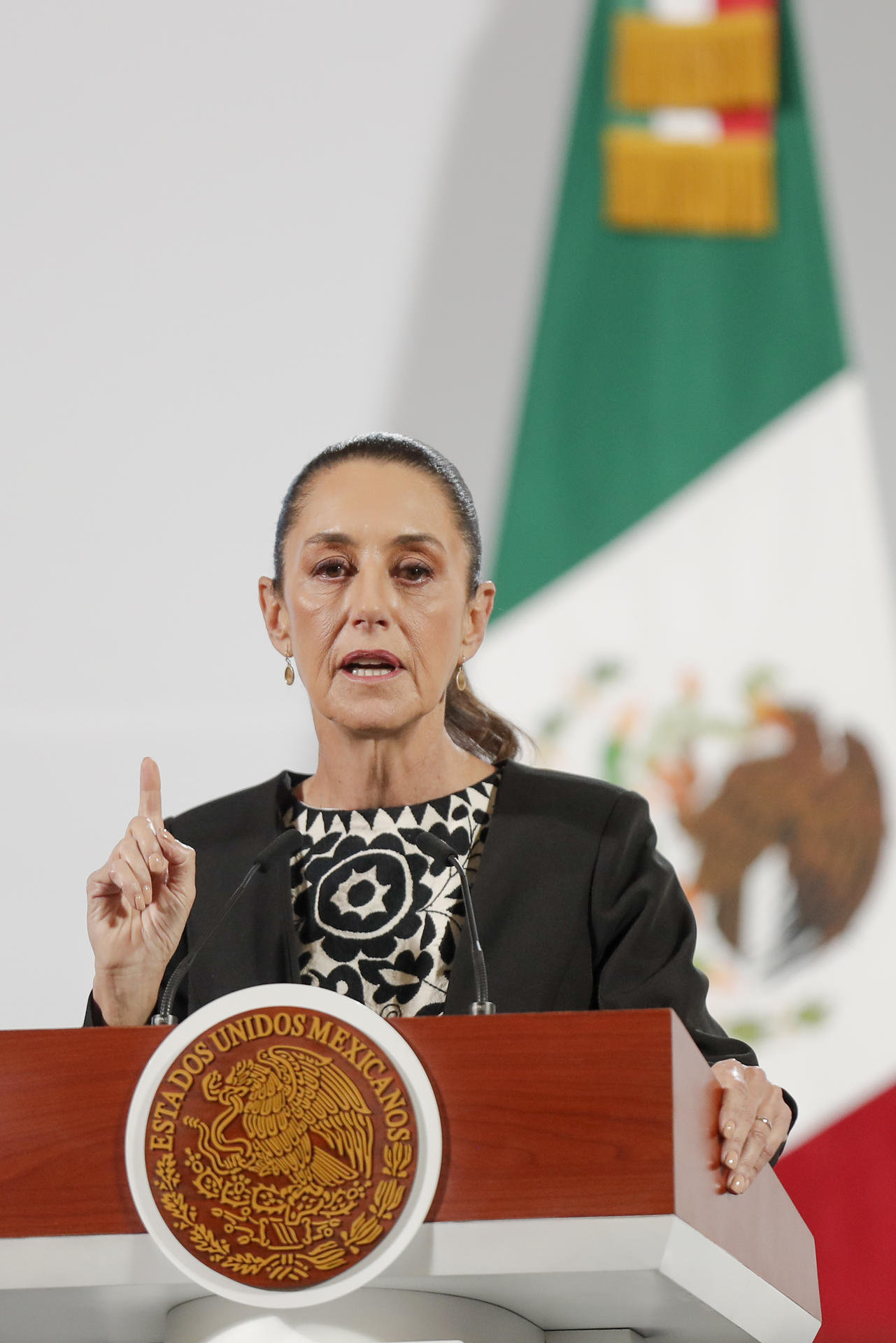 La presidenta de México, Claudia Sheinbaum, habla durante una rueda de prensa este martes, en el Palacio Nacional en Ciudad de México (México). EFE/ Isaac Esquivel
