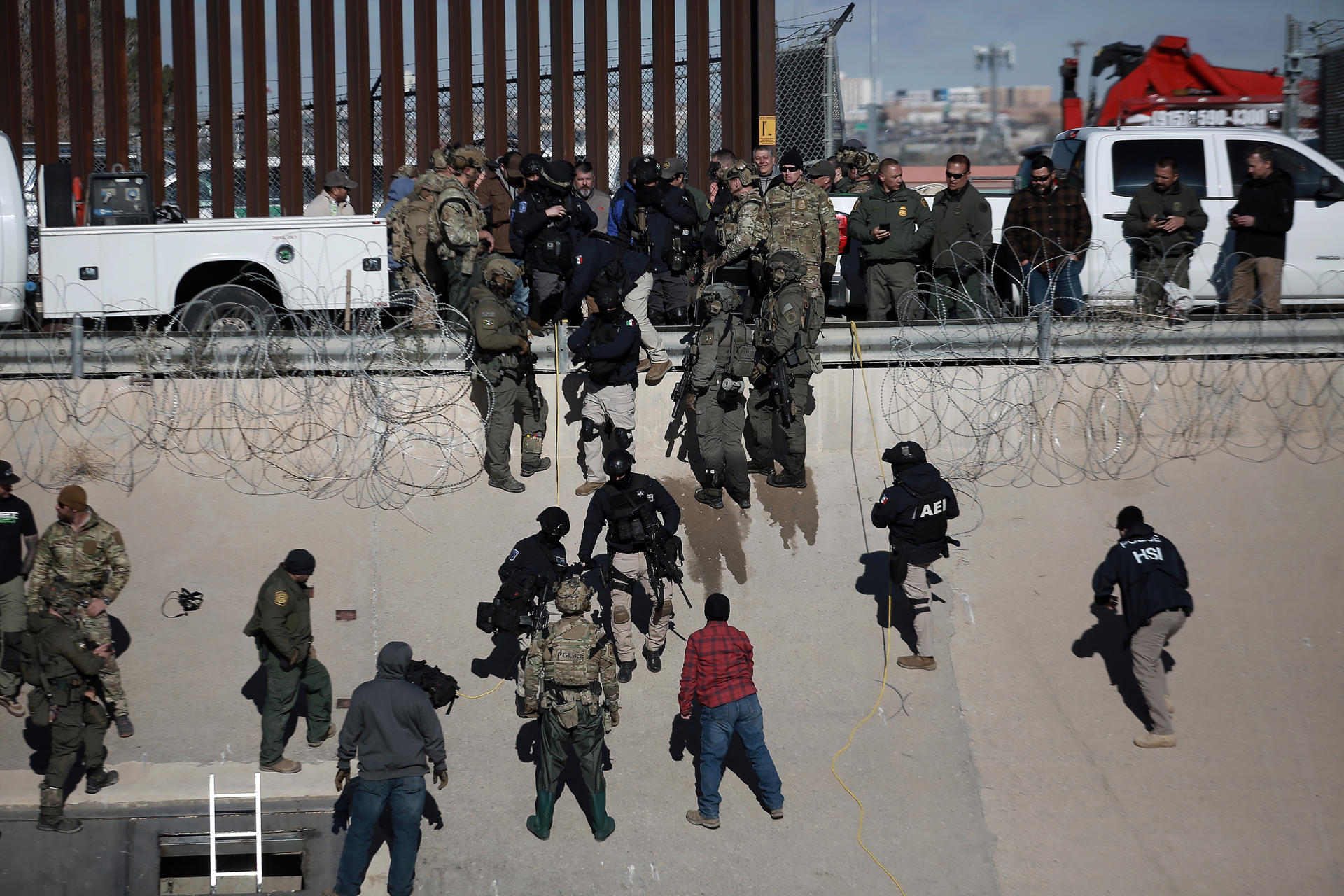 Autoridades de seguridad de México y Estadios Unidos, resguardan la zona donde se localizo un túnel clandestino en la frontera de Ciudad Juárez este viernes, en Chihuahua (México). EFE/ Luis Torres
