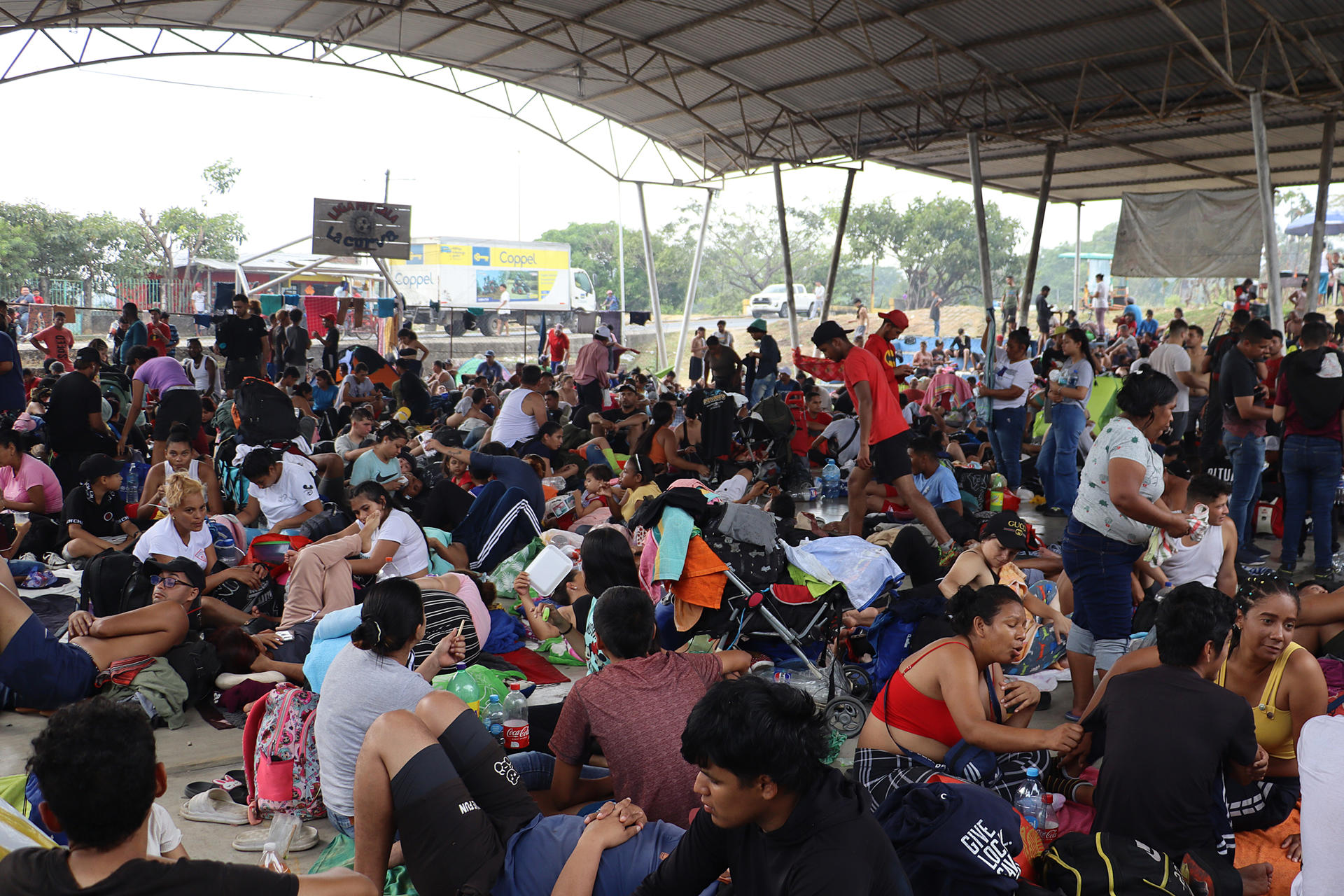 Migrantes permanecen en un campamento improvisado este miércoles, en el municipio de Tapachula en Chiapas (México).  EFE/ Juan Manuel Blanco
