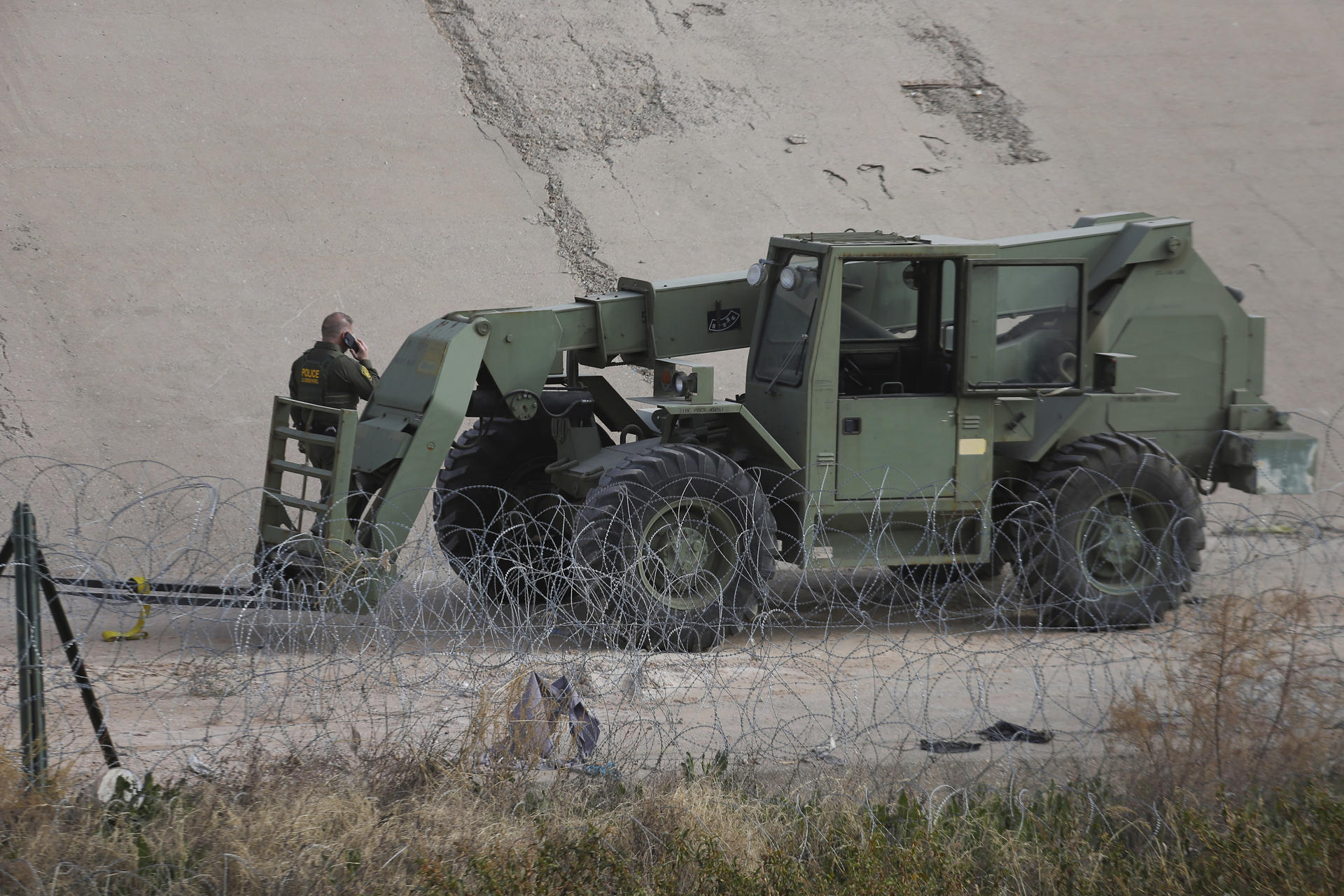 Autoridades estadounidenses clausuran este jueves, el túnel clandestino que fue descubierto el pasado 10 de enero a orillas del río Bravo, en Ciudad Juárez, Chihuahua (México). EFE/ Luis Torres
