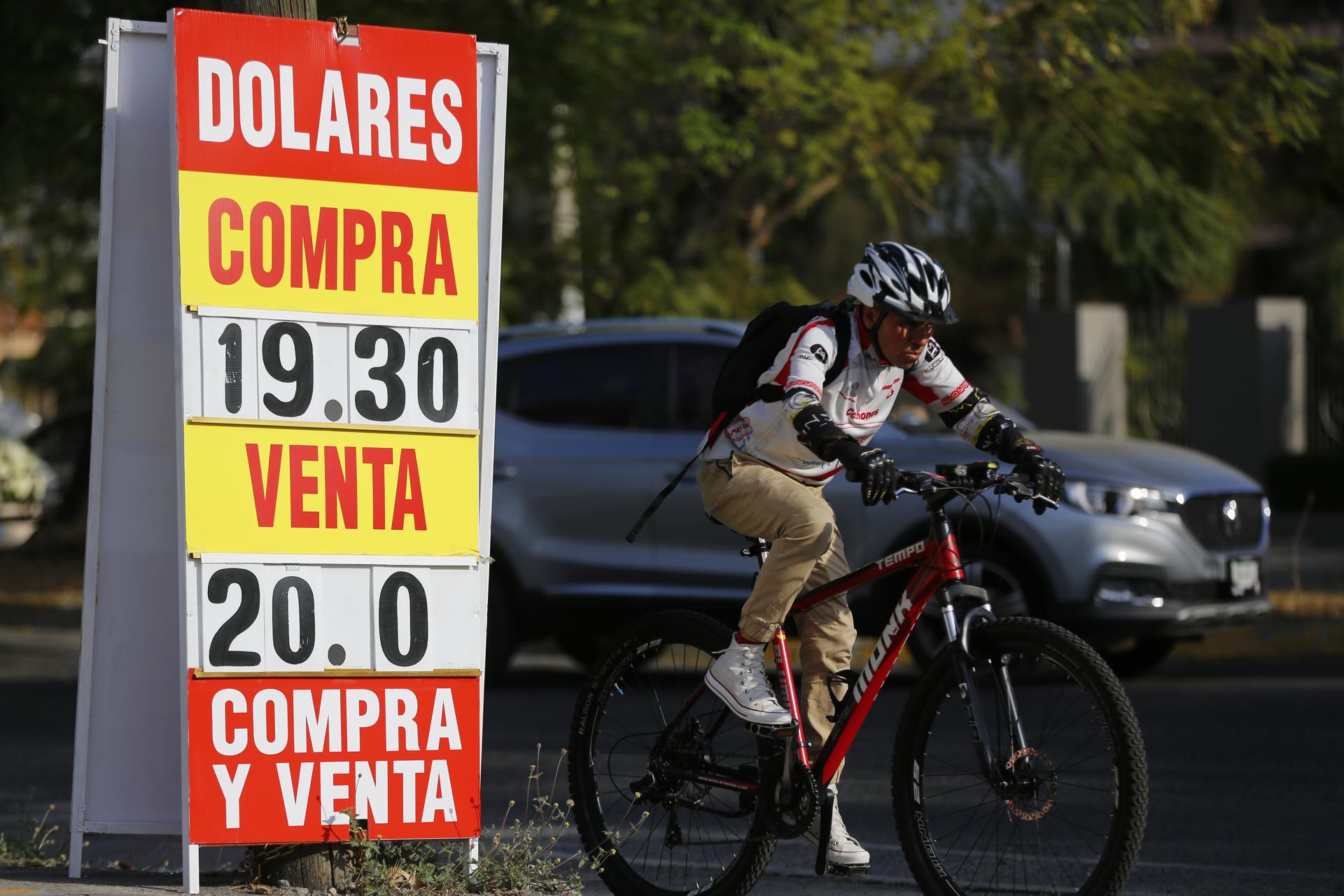 Una persona pasa frente a una casa de cambio este lunes, en la ciudad de Guadalajara, en Jalisco (México). EFE/ Francisco Guasco
