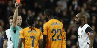 Vinícius fue expulsado por «golpear a un adversario en la cabeza de forma deliberada»