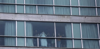 «Ayuda», escriben migrantes deportados de EEUU desde las ventanas de un hotel en Panamá