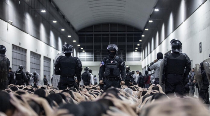 Juez de Texas prohíbe al Gobierno de Trump usar ley centenaria para expulsar venezolanos