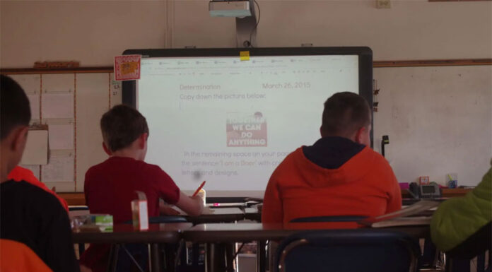 Escuelas de Denver demandan a Inmigración para alejar a sus agentes de las aulas