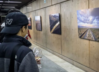 El fotógrafo mexicano Guillermo Arias exhibe la destrucción natural del muro fronterizo
