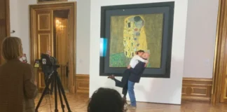 Besarse con arte ante ‘El Beso’ de Klimt, una propuesta distinta para San Valentín
