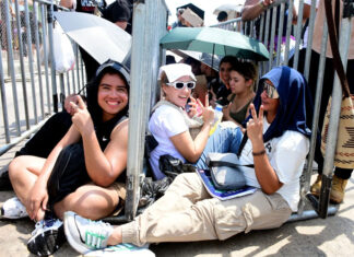 Los seguidores de Shakira desafían el sol de Barranquilla para verla de cerca en concierto