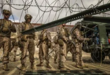 EEUU refuerza con alambres de púas el muro fronterizo en la ciudad mexicana de Tijuana