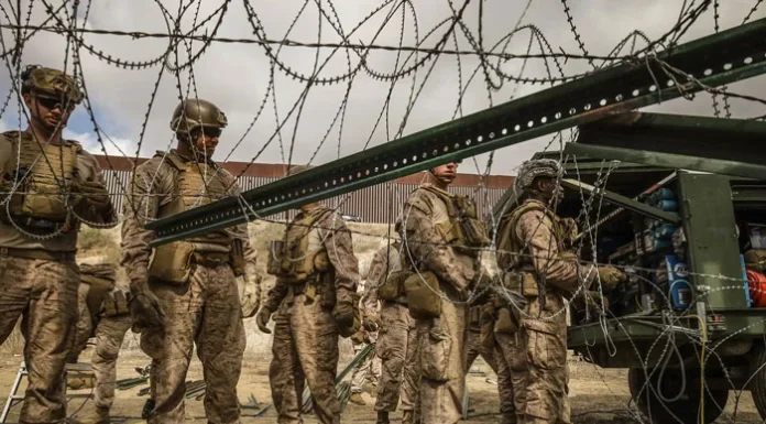 EEUU refuerza con alambres de púas el muro fronterizo en la ciudad mexicana de Tijuana