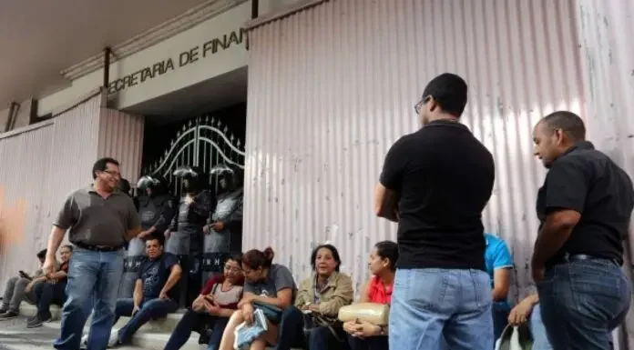 Docentes paralizan labores por retraso en el pago de salarios