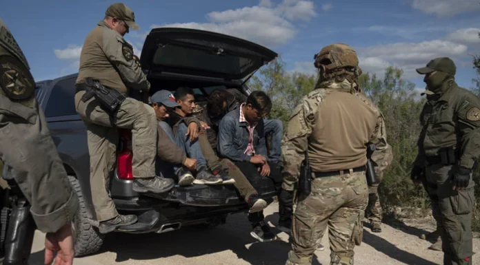 Gobierno de Trump da potestad a la Guardia Nacional en Texas de arrestar a migrantes