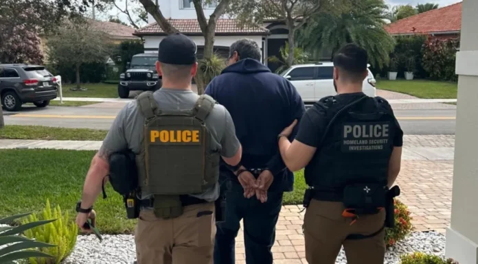 Gobierno Trump “triplicará de nuevo” las redadas de inmigración en los lugares de trabajo