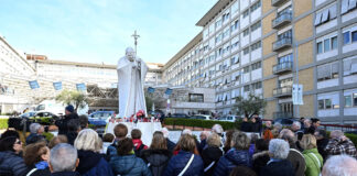El papa ha desayunado, está sentado en un sillón y se espera hoy el resultado del TAC