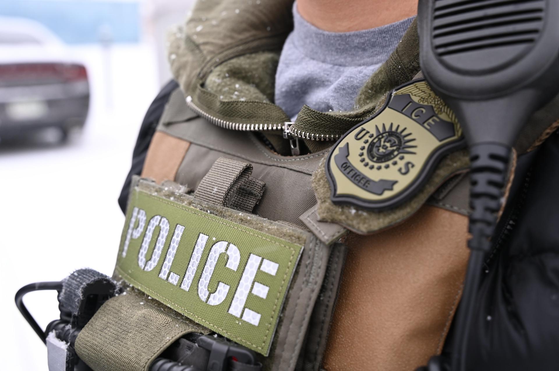 Fotografía cedida por la oficina de Denver del Servicio de Inmigración y Control de Aduanas (ICE) donde aparece un agente de su Oficina de Detención y Deportación (ERO) durante una redada en Denver, Colorado (EE.UU.). EFE/ICE Denver /SOLO USO EDITORIAL /NO VENTAS /SOLO DISPONIBLE PARA ILUSTRAR LA NOTICIA QUE ACOMPAÑA /CRÉDITO OBLIGATORIO
