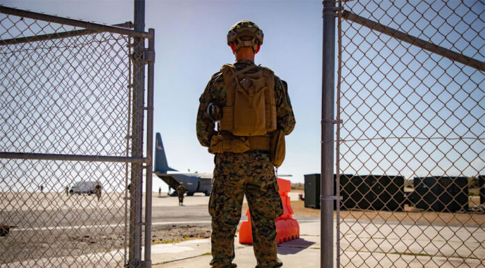 Juez federal estudia las deportaciones a Guantánamo, desocupada de migrantes esta semana