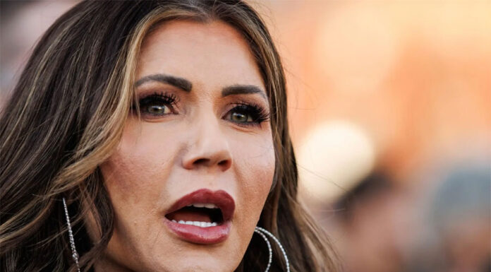 Kristi Noem visitará la cárcel salvadoreña con venezolanos deportados por Estados Unidos