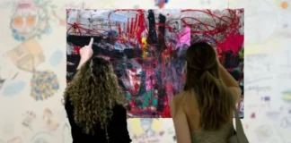 El colombiano Óscar Murillo presenta en México sus lienzos intervenidos por el público