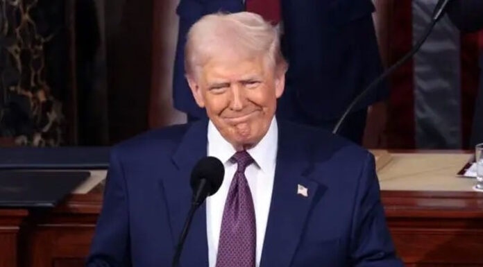 Trump llama «héroes» a funcionarios que ejecutan las redadas a discreción contra migrantes