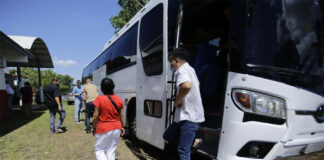Migrantes deportados de EEUU a Panamá, trasladados sin apoyo oficial a un nuevo albergue