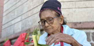 Bernarda García, la artesana que estampa su esencia en Domingo de Ramos