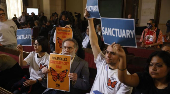 Trump firma orden para penalizar a las ciudades que no colaboren con agentes de migración