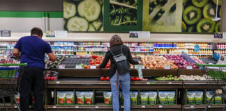 Un 60 % de latinos en EEUU cree que la economía va en dirección equivocada, según encuesta