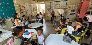 Maestros dan clases a un creciente número de niños migrantes varados en el sur de México