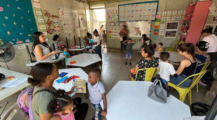 Maestros dan clases a un creciente número de niños migrantes varados en el sur de México