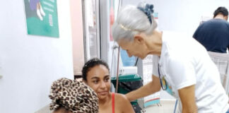 Retorna a Honduras migrante que sufrió amputación tras accidente en tren en México