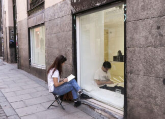 Aprendiendo a estar solo: la experiencia de un músico español encerrado tras un escaparate