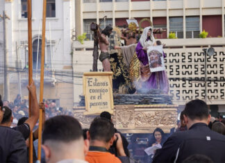 Procesión del Santo Entierro deslumbra en Honduras