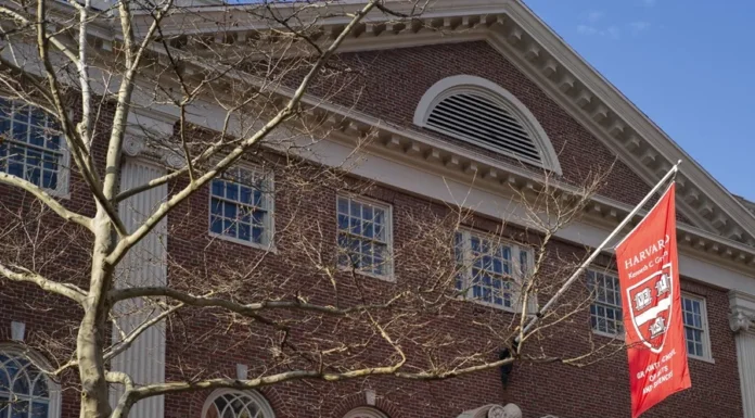 El presidente Trump insiste en eliminar la exención de impuestos de Harvard