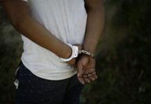 Autoridades arrestan a 14 migrantes en los Cayos de Florida y liberan a ciudadana de EEUU