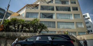 El cuerpo de Mario Vargas Llosa es trasladado desde su casa de Lima para ser cremado