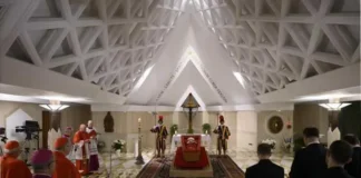 Dentro del velatorio privado de Francisco: respeto y oración por el papa difunto