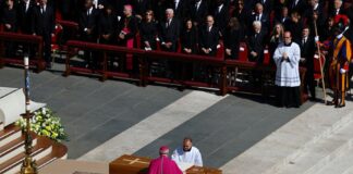 Homilía recuerda el «construir puentes y no muros» del papa ante Trump y otros líderes