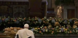 El papa pide en la Vigilia traer esperanza mientras soplan «tantos vientos de muerte»