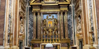 El papa acude por sorpresa a Santa María la Mayor para rezar antes de la Semana Santa