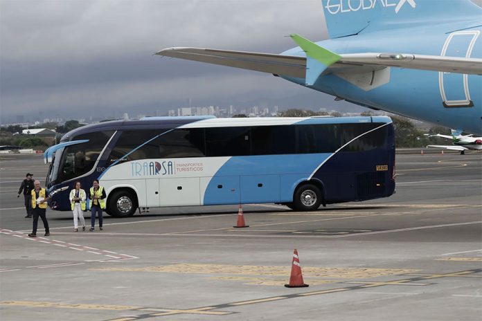Bus-y-avion-El-Salvador