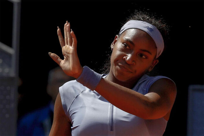 Coco-Gauff-saluda