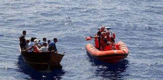 Siete migrantes muertos al volcar un cayuco en España