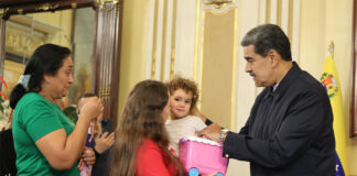 Gobierno anuncia llegada a Venezuela de niña separada de su madre deportada de EE.UU.